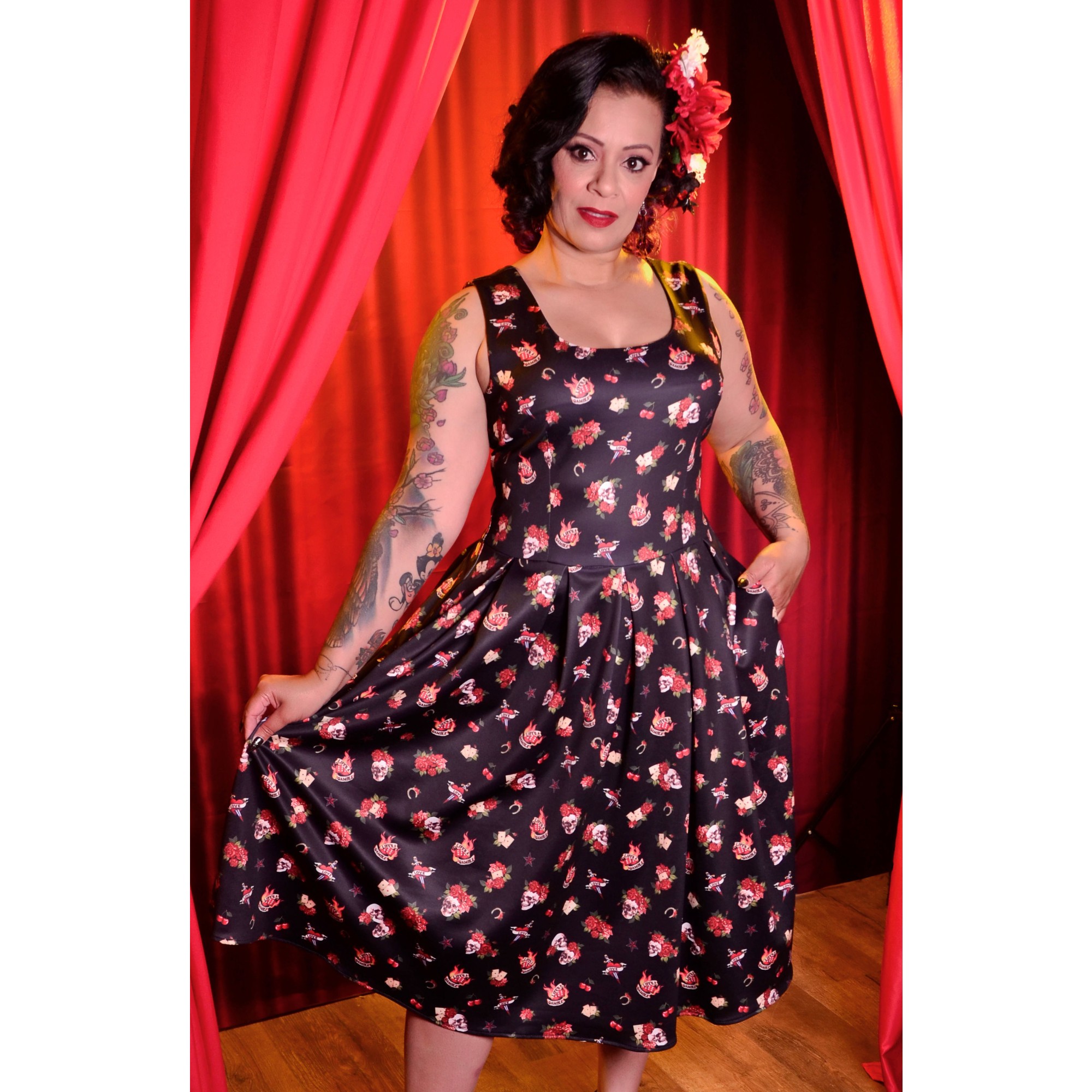 Vestido Pin Up Negro Estampado Calaveras y Rosas Bolsillos Vuelo Amanda  Vintage Dolly and Dotty V950